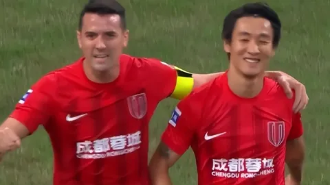 去年夏初，俄卢布对美元汇率首度冲破90大关